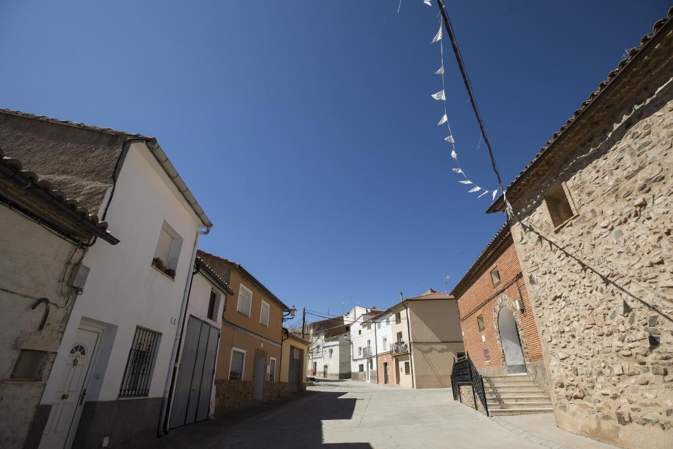 Un grupo de vecinos mayores, que cuenta con el amparo de Amparo Sebastián para las pequeñas cosas del día a día, hace de esta localidad darocense un agradable remanso de paz.