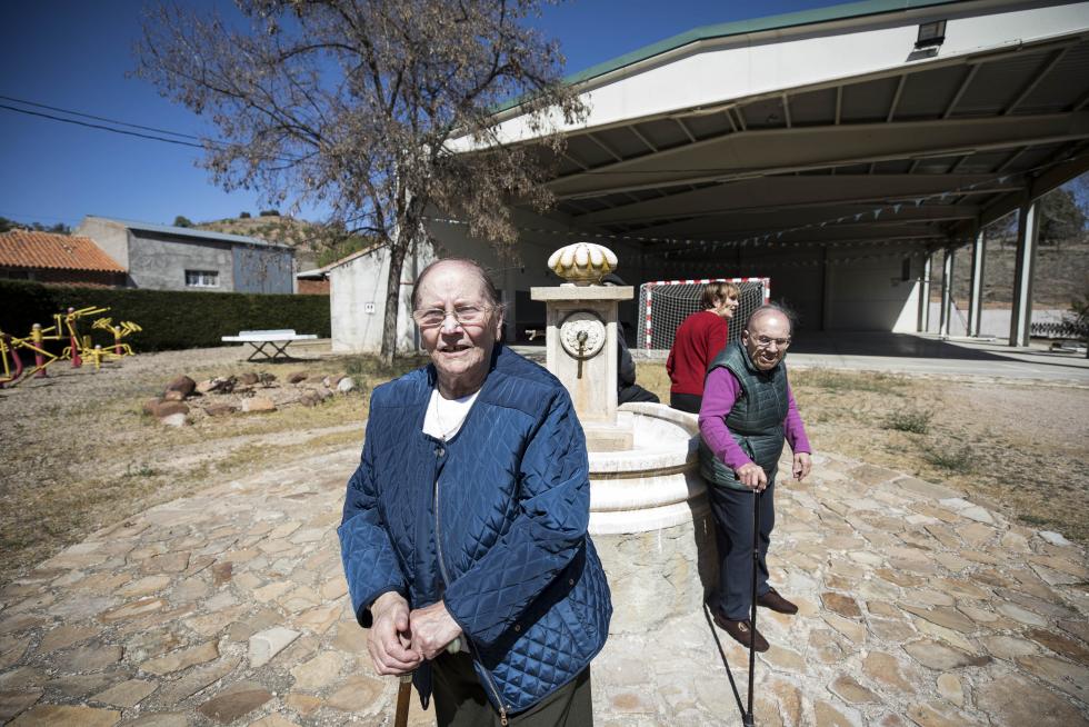 Un grupo de vecinos mayores, que cuenta con el amparo de Amparo Sebastián para las pequeñas cosas del día a día, hace de esta localidad darocense un agradable remanso de paz.