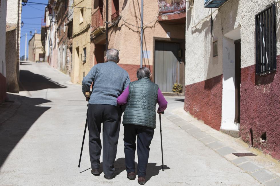 Un grupo de vecinos mayores, que cuenta con el amparo de Amparo Sebastián para las pequeñas cosas del día a día, hace de esta localidad darocense un agradable remanso de paz.