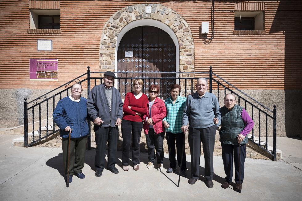 Un grupo de vecinos mayores, que cuenta con el amparo de Amparo Sebastián para las pequeñas cosas del día a día, hace de esta localidad darocense un agradable remanso de paz.