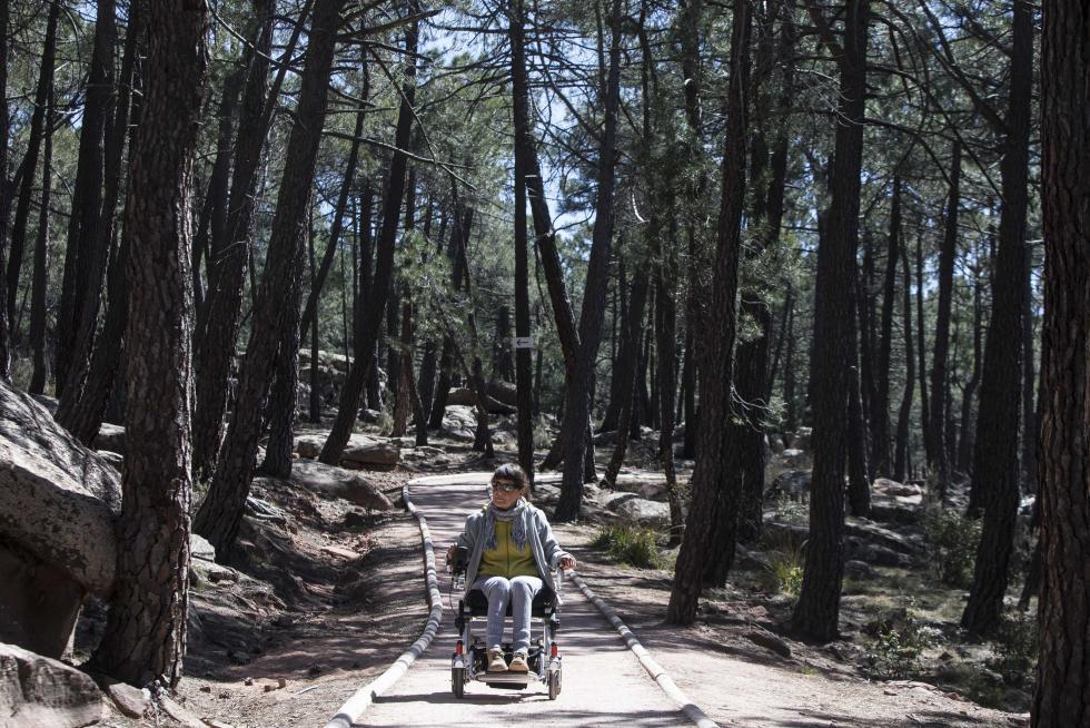 Benedicto y María abrieron el albergue Econatur hace 22 años, y su hija Alba une fuerzas con Benedicto para la gestión. María pone la ilusión, la energía y muchas ideas desde su silla de ruedas.