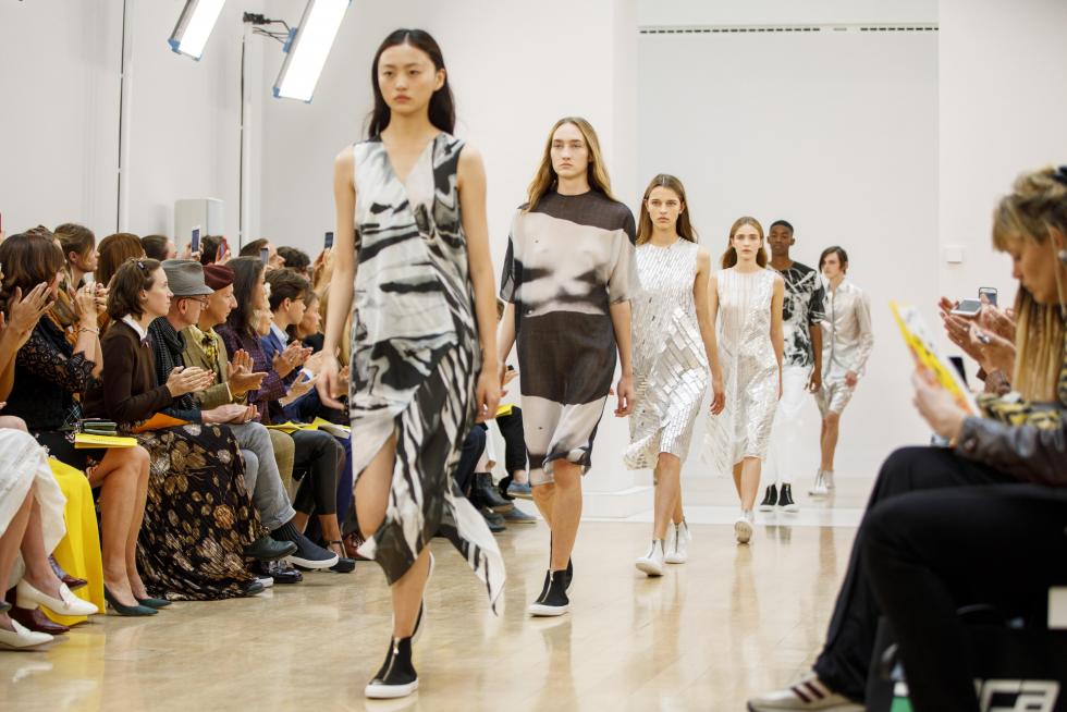 Los desteñidos ochenteros vuelven. Modelo de Jasper Conran.