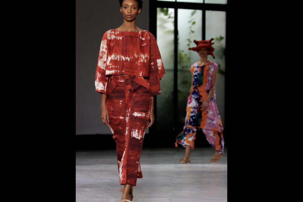 Los desteñidos ochenteros vuelven. Modelo de Yoshiyuki Miyama para Issey Miyake.