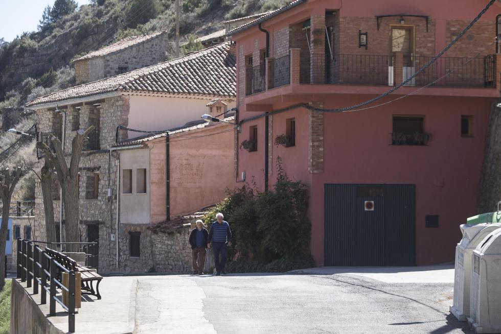 La aparición de varios abrigos de arte levantino en las paredes de piedra del término ha atraído el interés de expertos de toda España, y se valora el regreso de la actividad resinera.