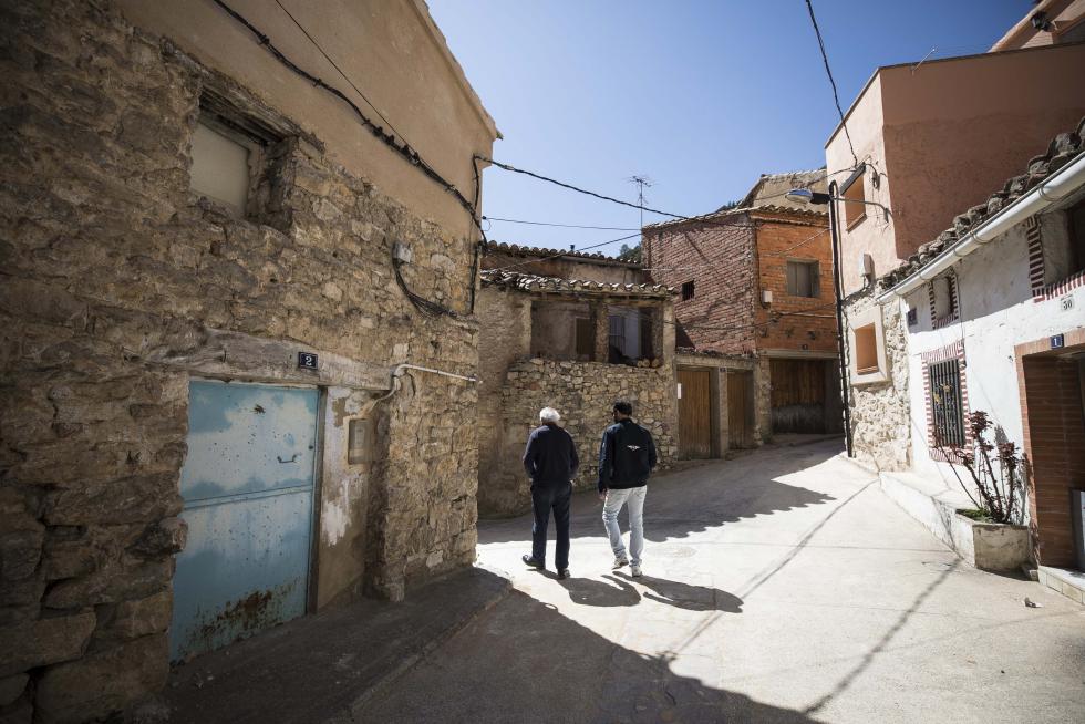 La aparición de varios abrigos de arte levantino en las paredes de piedra del término ha atraído el interés de expertos de toda España, y se valora el regreso de la actividad resinera.