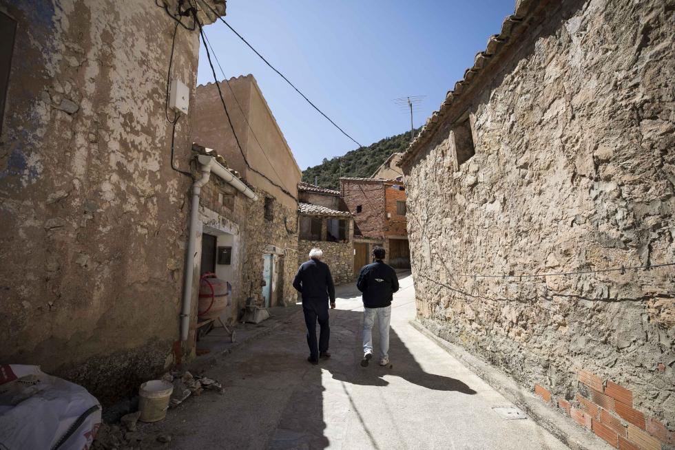 La aparición de varios abrigos de arte levantino en las paredes de piedra del término ha atraído el interés de expertos de toda España, y se valora el regreso de la actividad resinera.