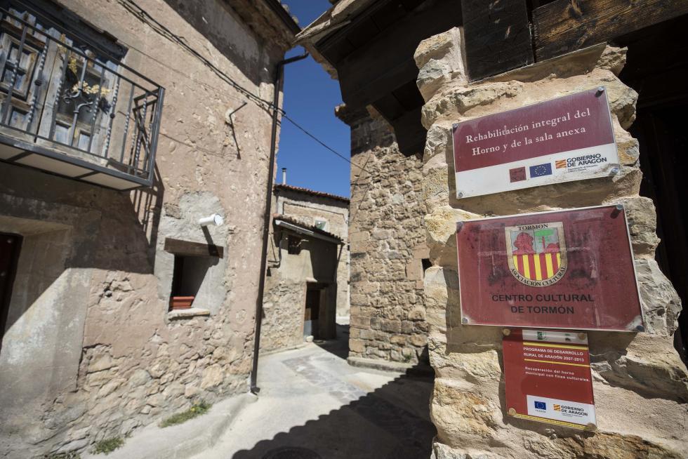 La aparición de varios abrigos de arte levantino en las paredes de piedra del término ha atraído el interés de expertos de toda España, y se valora el regreso de la actividad resinera.