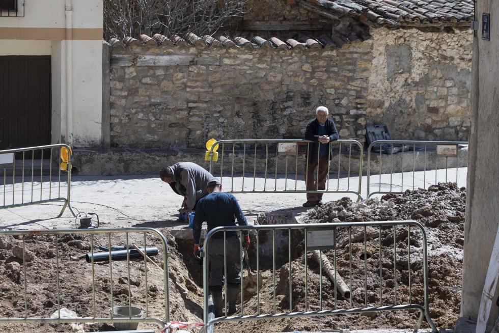 La aparición de varios abrigos de arte levantino en las paredes de piedra del término ha atraído el interés de expertos de toda España, y se valora el regreso de la actividad resinera.