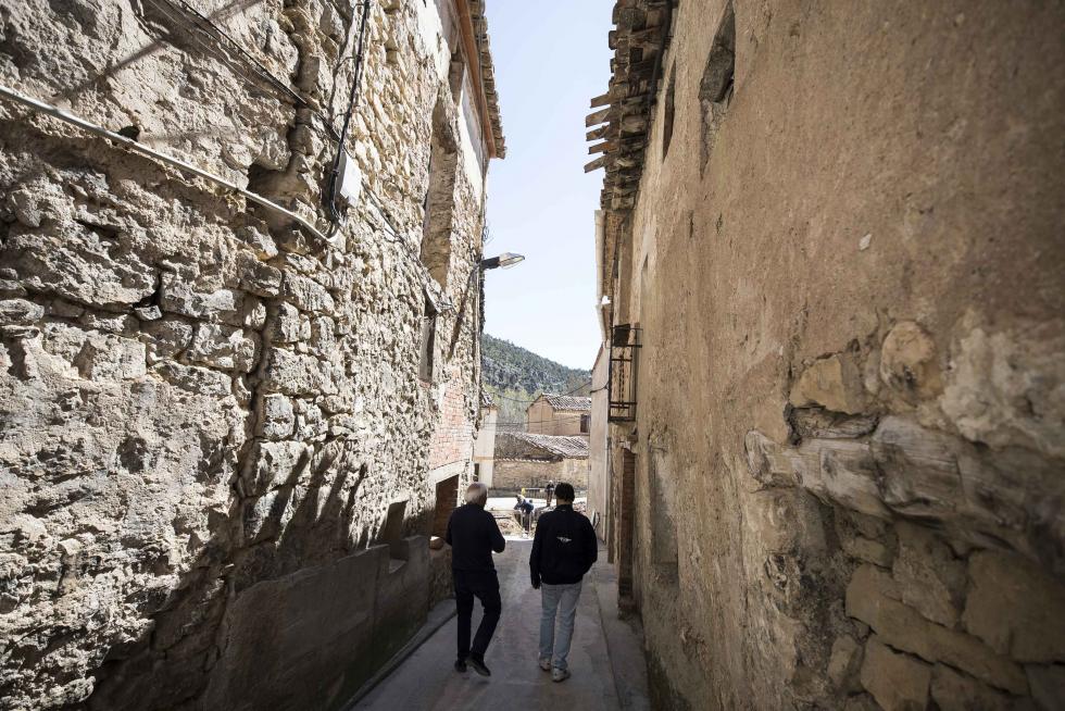 La aparición de varios abrigos de arte levantino en las paredes de piedra del término ha atraído el interés de expertos de toda España, y se valora el regreso de la actividad resinera.