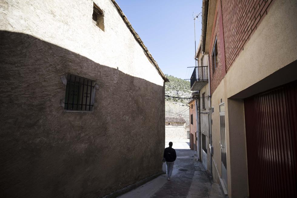 La aparición de varios abrigos de arte levantino en las paredes de piedra del término ha atraído el interés de expertos de toda España, y se valora el regreso de la actividad resinera.