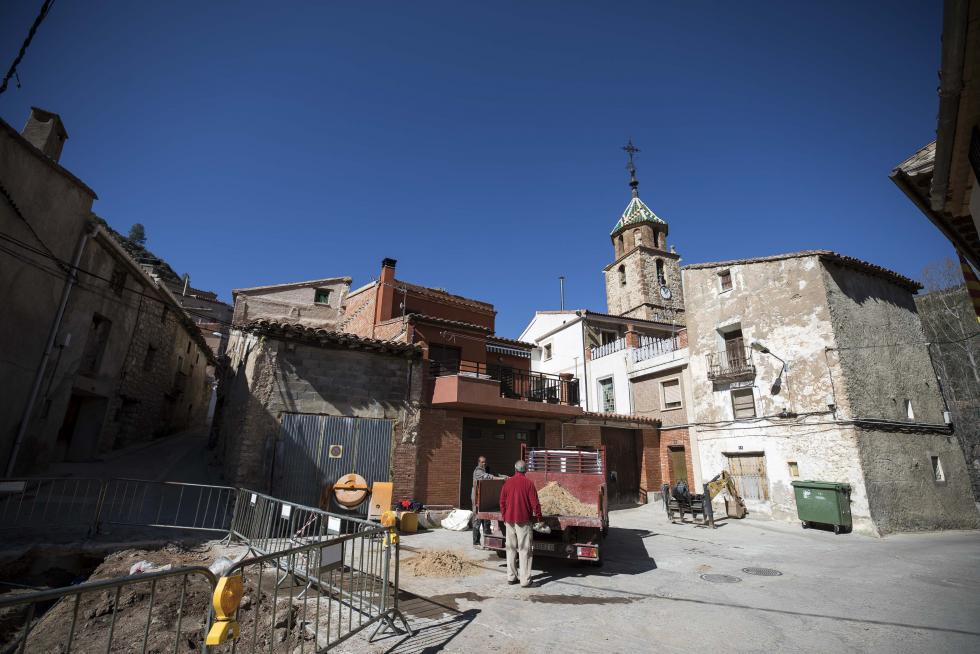 La aparición de varios abrigos de arte levantino en las paredes de piedra del término ha atraído el interés de expertos de toda España, y se valora el regreso de la actividad resinera.