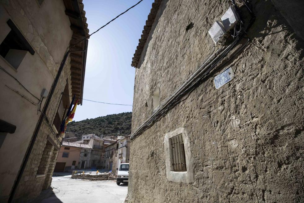 La aparición de varios abrigos de arte levantino en las paredes de piedra del término ha atraído el interés de expertos de toda España, y se valora el regreso de la actividad resinera.