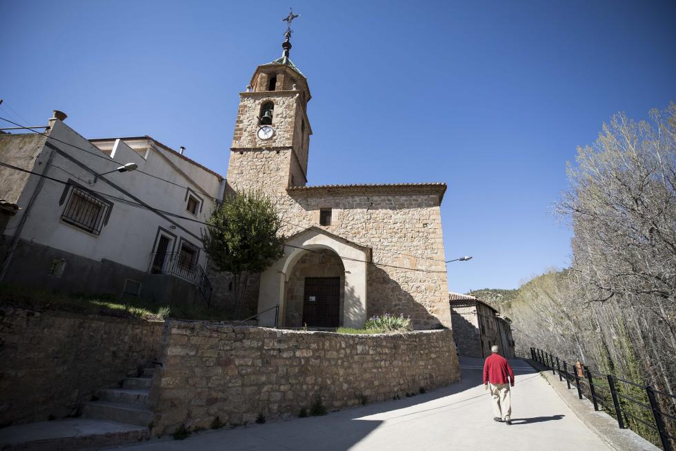 La aparición de varios abrigos de arte levantino en las paredes de piedra del término ha atraído el interés de expertos de toda España, y se valora el regreso de la actividad resinera.