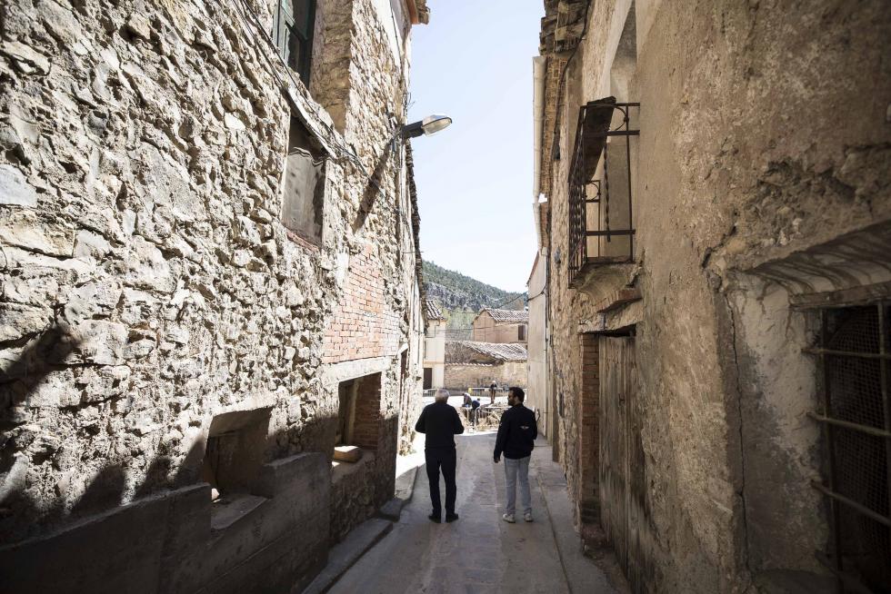 La aparición de varios abrigos de arte levantino en las paredes de piedra del término ha atraído el interés de expertos de toda España, y se valora el regreso de la actividad resinera.