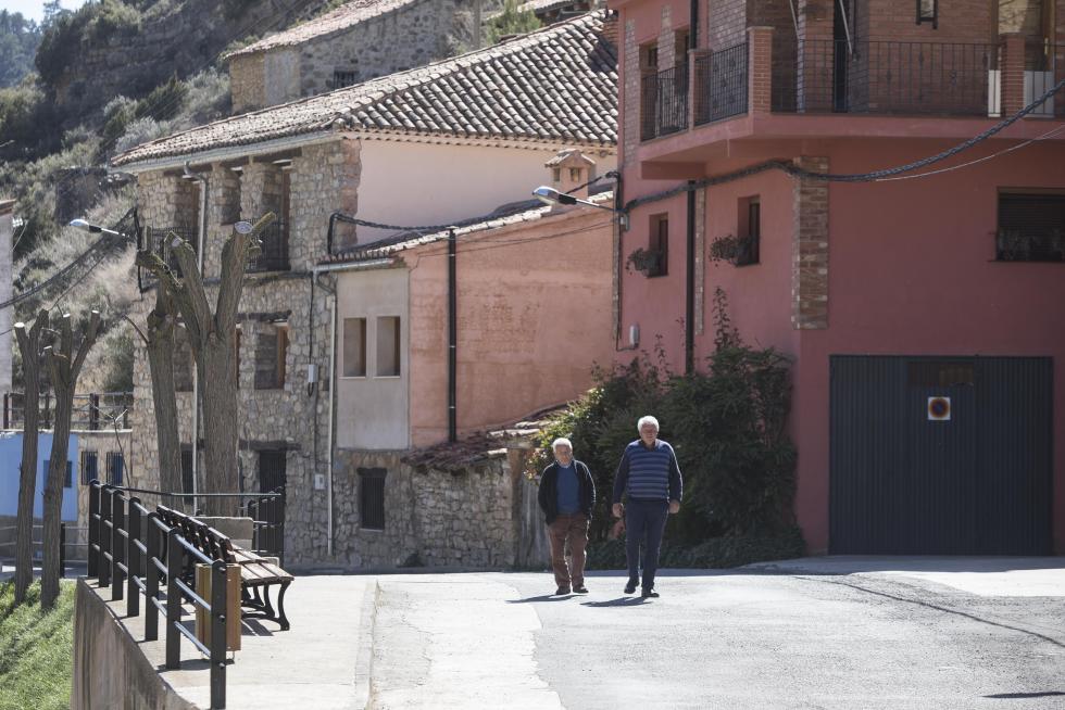 La aparición de varios abrigos de arte levantino en las paredes de piedra del término ha atraído el interés de expertos de toda España, y se valora el regreso de la actividad resinera.