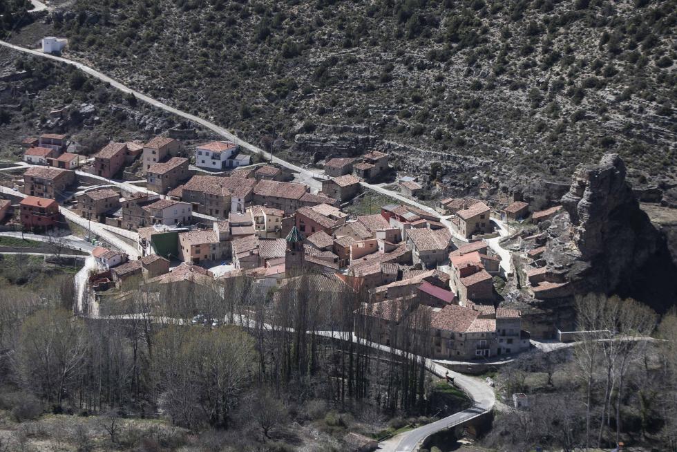 La aparición de varios abrigos de arte levantino en las paredes de piedra del término ha atraído el interés de expertos de toda España, y se valora el regreso de la actividad resinera.
