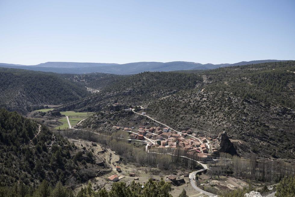 La aparición de varios abrigos de arte levantino en las paredes de piedra del término ha atraído el interés de expertos de toda España, y se valora el regreso de la actividad resinera.