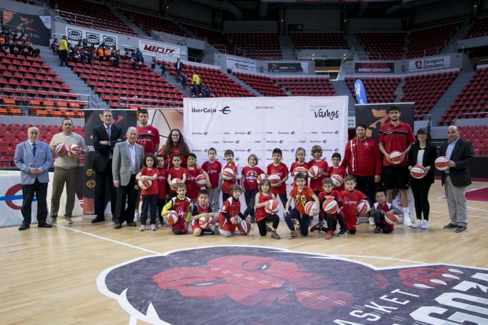 Entrega de balones a los participantes de la Liga de Escuelas Ibercaja