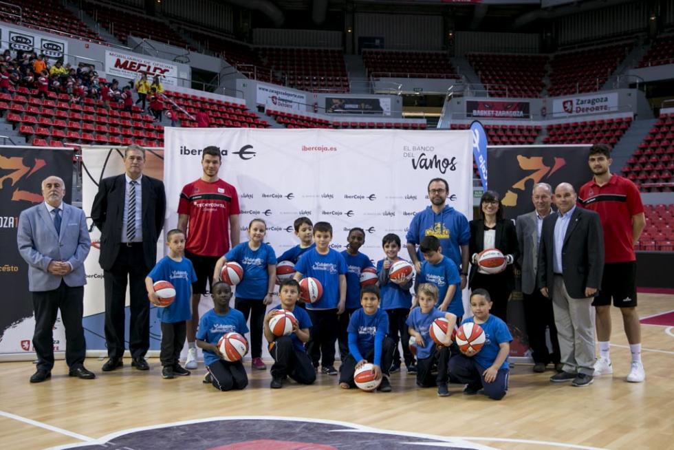 Entrega de balones a los participantes de la Liga de Escuelas Ibercaja