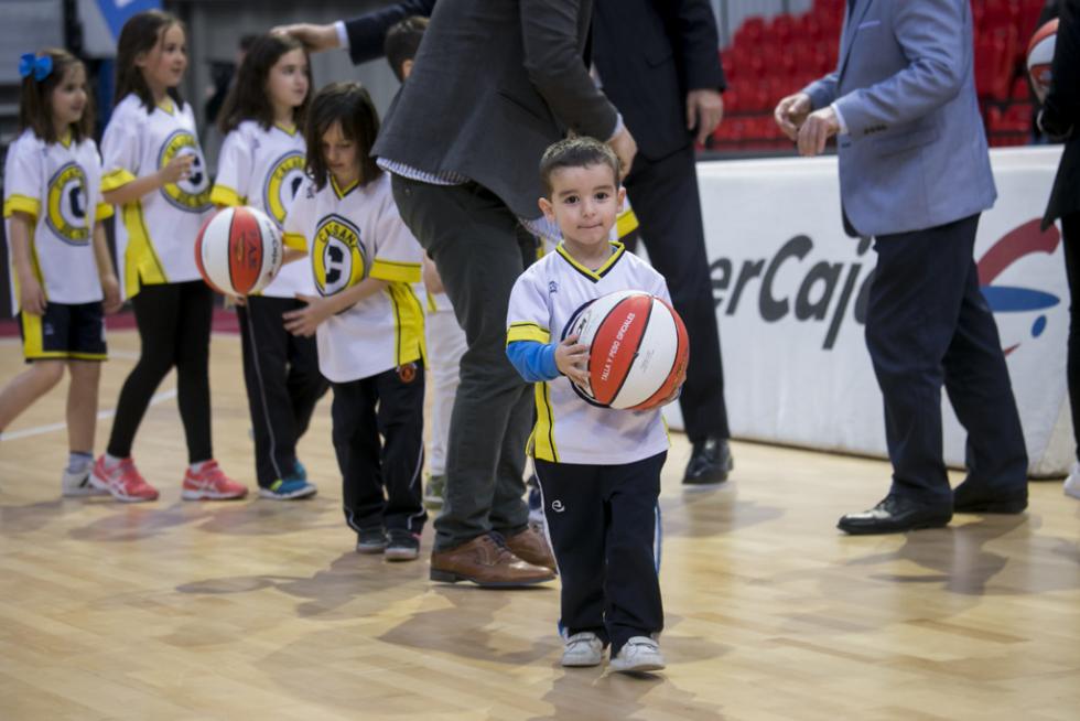 Entrega de balones a los participantes de la Liga de Escuelas Ibercaja