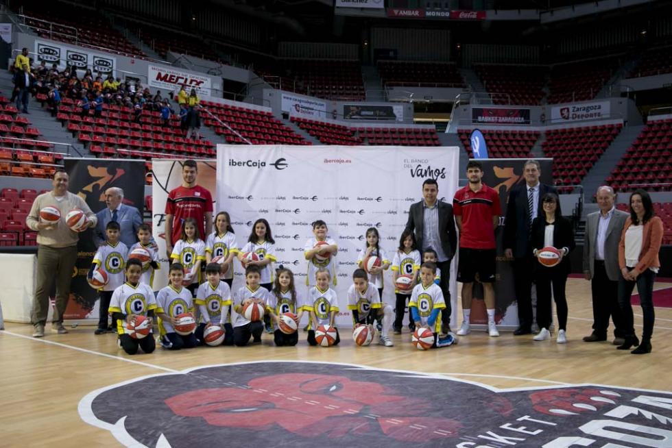 Entrega de balones a los participantes de la Liga de Escuelas Ibercaja