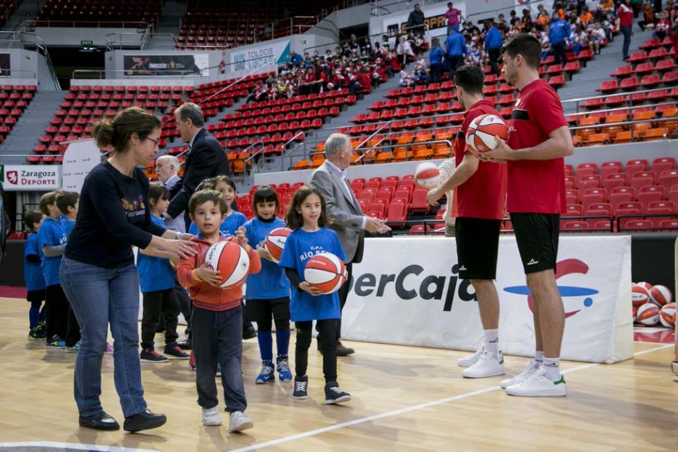 Entrega de balones a los participantes de la Liga de Escuelas Ibercaja