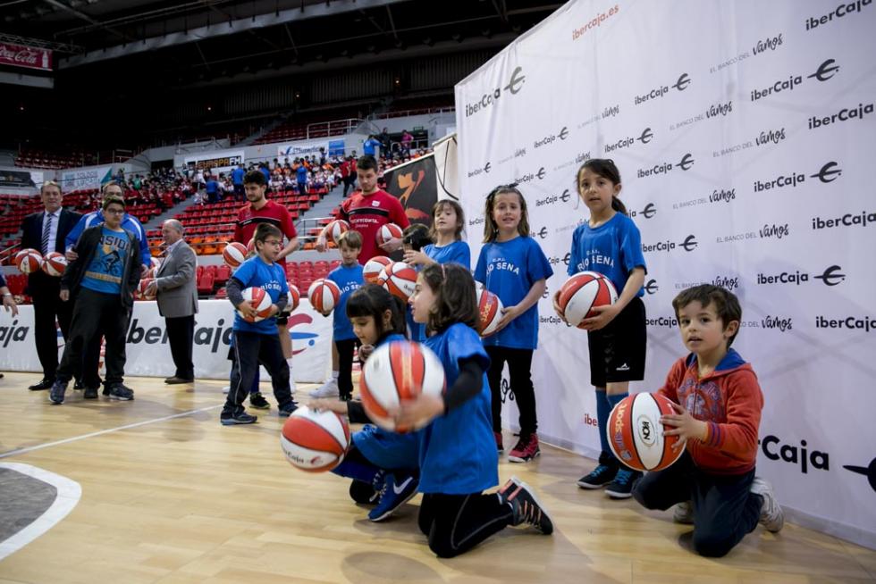 Entrega de balones a los participantes de la Liga de Escuelas Ibercaja