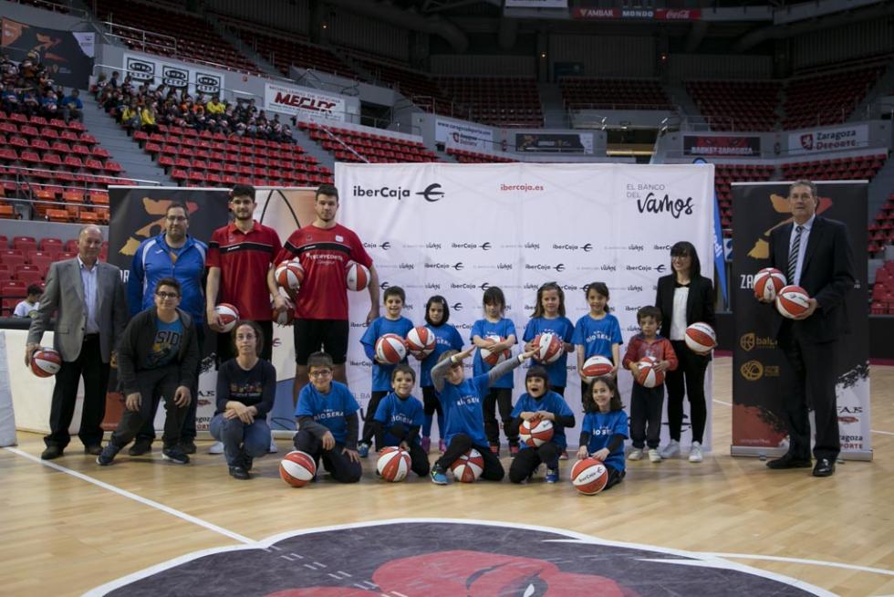 Entrega de balones a los participantes de la Liga de Escuelas Ibercaja