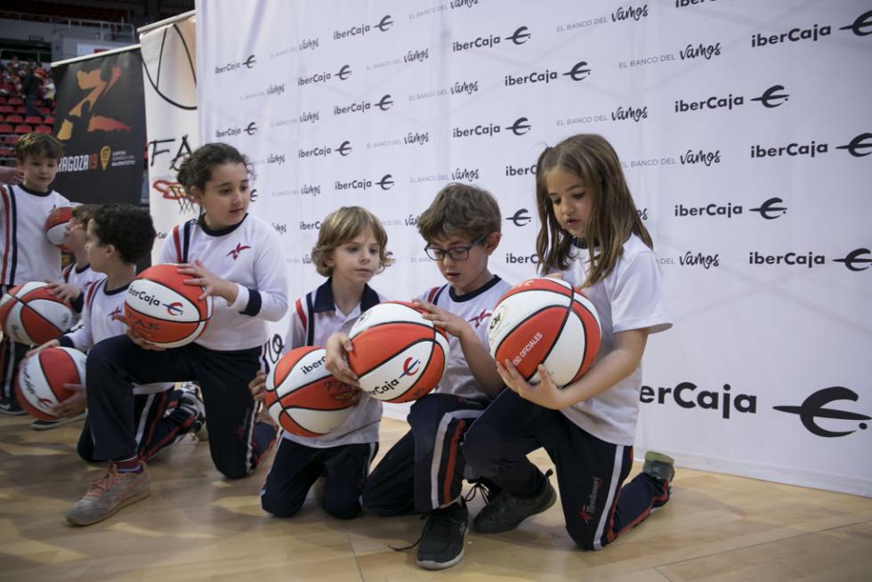 Entrega de balones a los participantes de la Liga de Escuelas Ibercaja