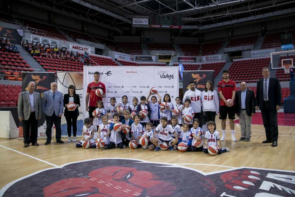 Entrega de balones a los participantes de la Liga de Escuelas Ibercaja
