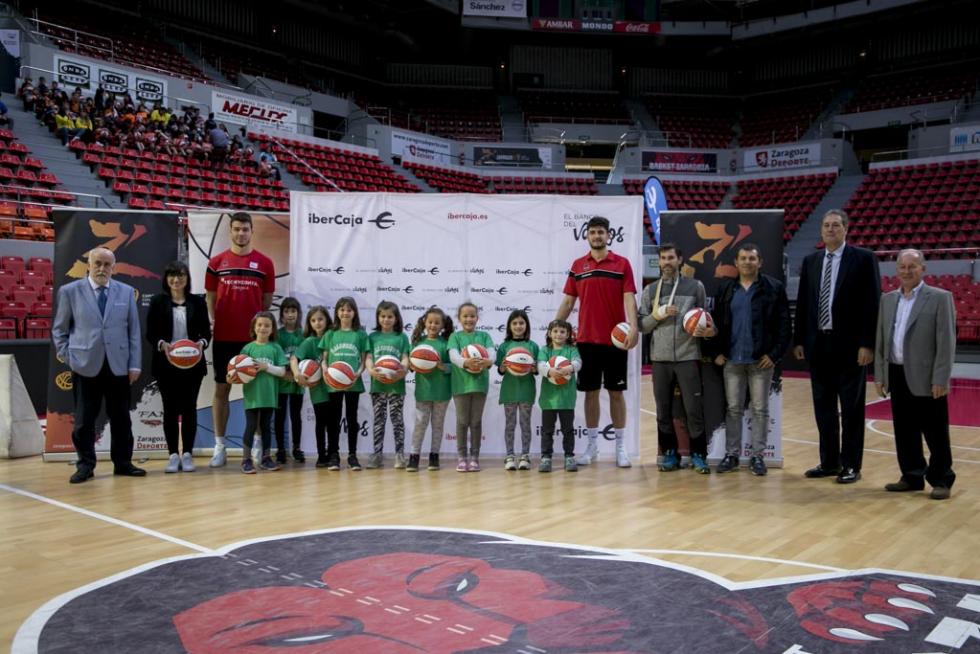 Entrega de balones a los participantes de la Liga de Escuelas Ibercaja