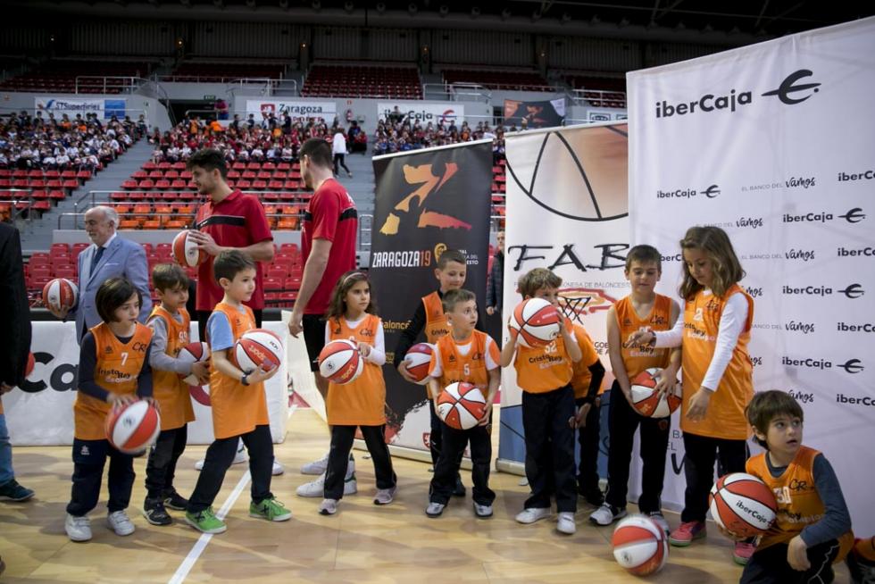 Entrega de balones a los participantes de la Liga de Escuelas Ibercaja