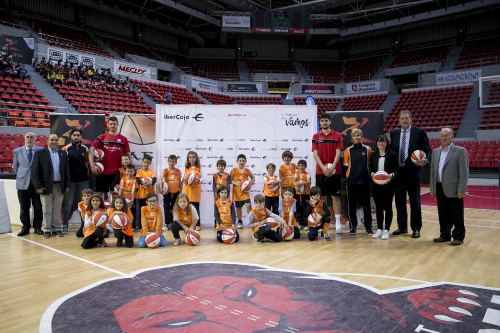 Entrega de balones a los participantes de la Liga de Escuelas Ibercaja