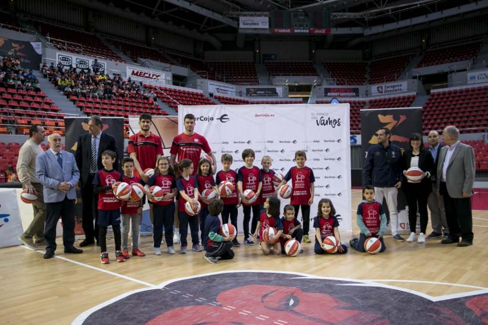 Entrega de balones a los participantes de la Liga de Escuelas Ibercaja
