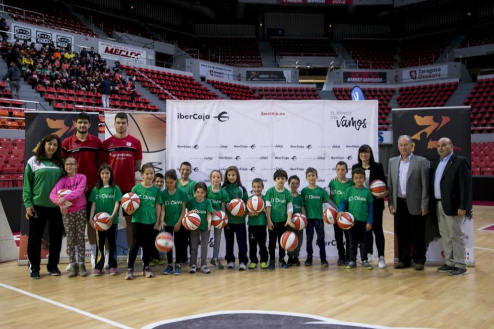 Entrega de balones a los participantes de la Liga de Escuelas Ibercaja