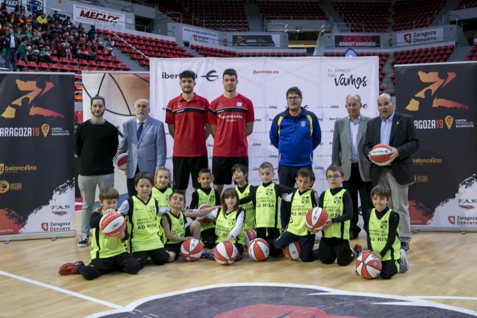 Entrega de balones a los participantes de la Liga de Escuelas Ibercaja