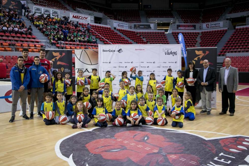 Entrega de balones a los participantes de la Liga de Escuelas Ibercaja