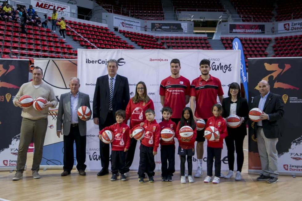 Entrega de balones a los participantes de la Liga de Escuelas Ibercaja