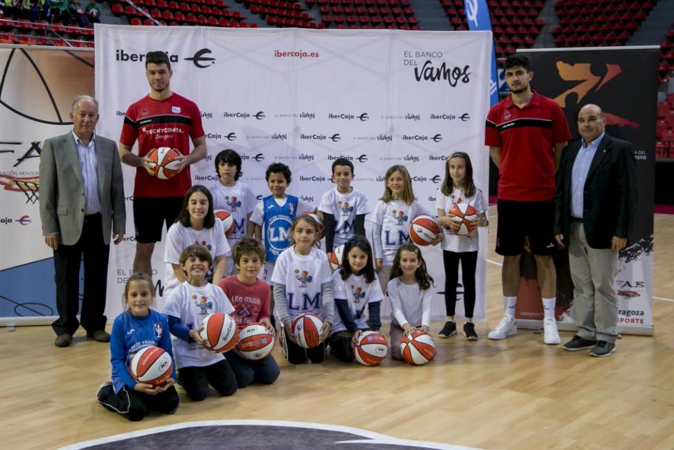 Entrega de balones a los participantes de la Liga de Escuelas Ibercaja