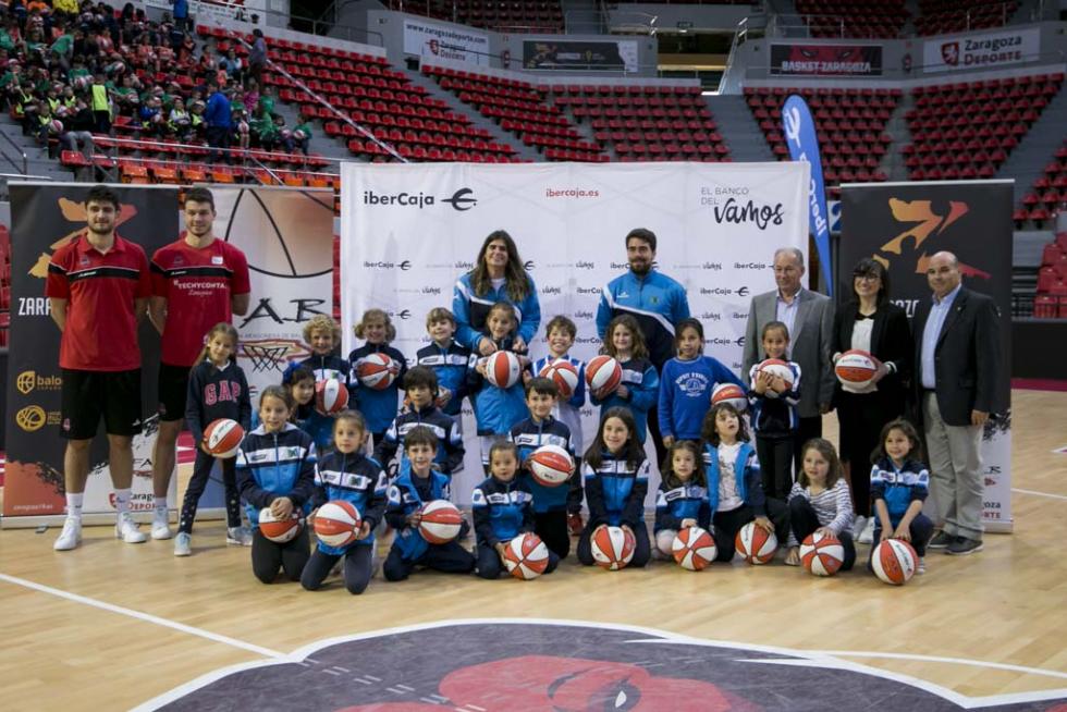 Entrega de balones a los participantes de la Liga de Escuelas Ibercaja