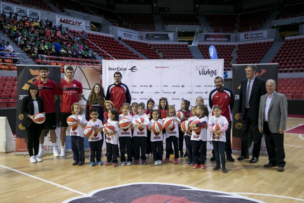 Entrega de balones a los participantes de la Liga de Escuelas Ibercaja