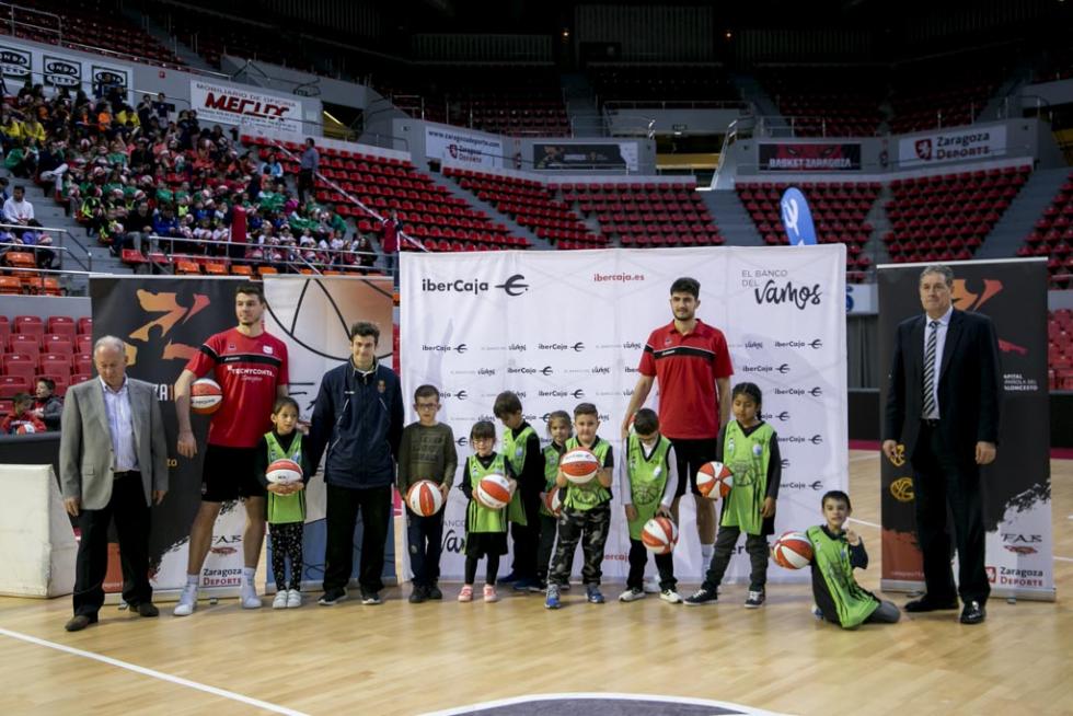 Entrega de balones a los participantes de la Liga de Escuelas Ibercaja