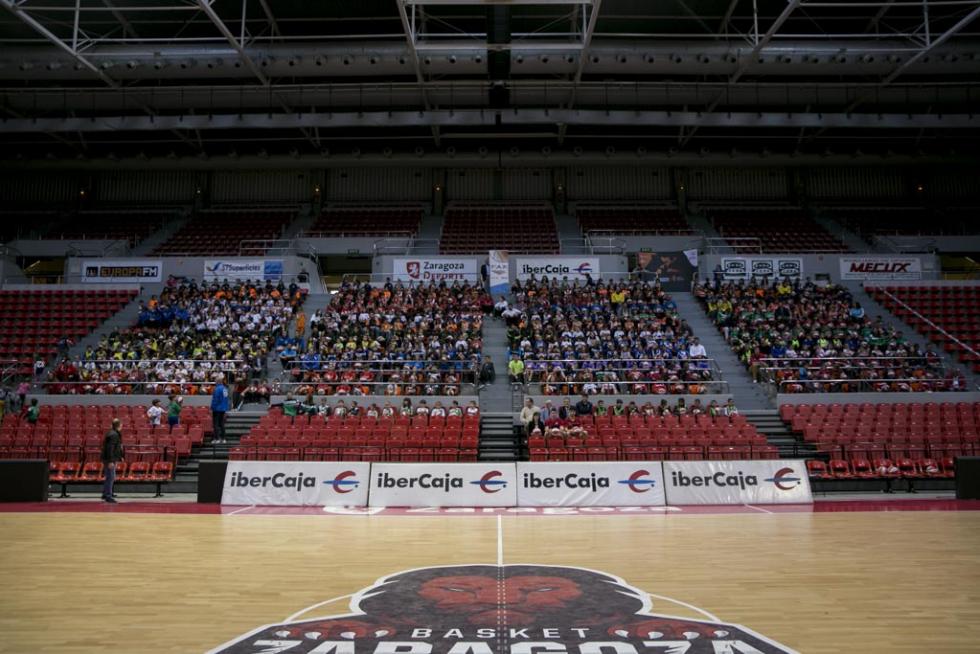 Entrega de balones a los participantes de la Liga de Escuelas Ibercaja