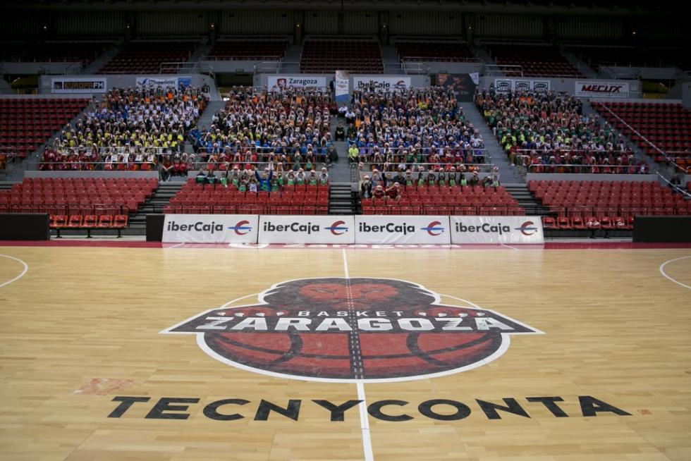 Entrega de balones a los participantes de la Liga de Escuelas Ibercaja