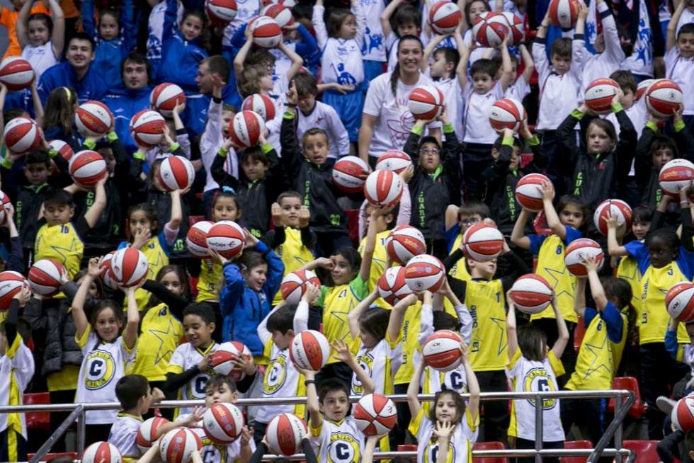 Entrega de balones a los participantes de la Liga de Escuelas Ibercaja