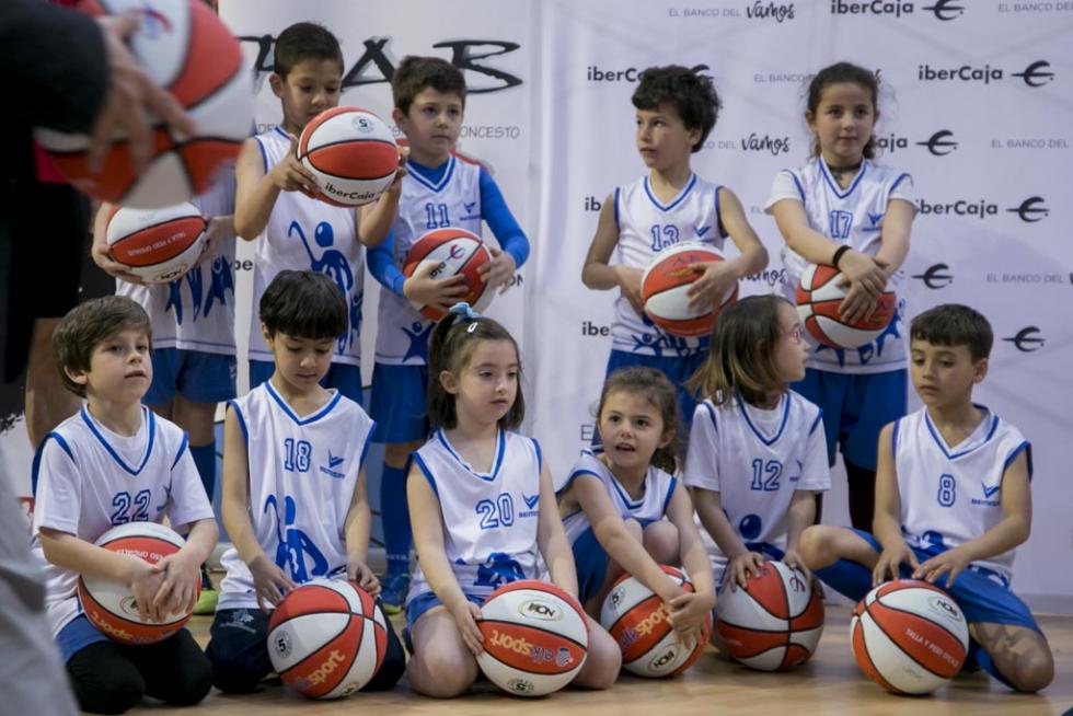 Entrega de balones a los participantes de la Liga de Escuelas Ibercaja