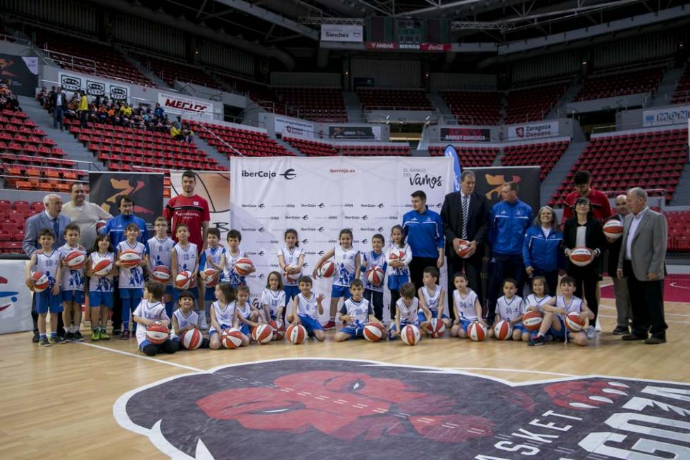 Entrega de balones a los participantes de la Liga de Escuelas Ibercaja