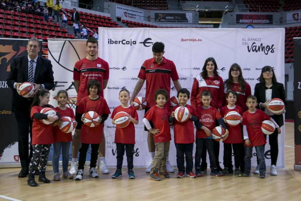Entrega de balones a los participantes de la Liga de Escuelas Ibercaja