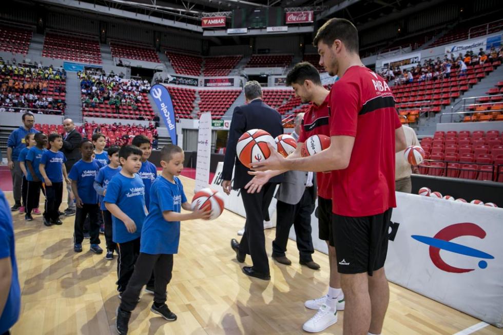 Entrega de balones a los participantes de la Liga de Escuelas Ibercaja