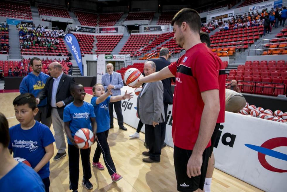 Entrega de balones a los participantes de la Liga de Escuelas Ibercaja